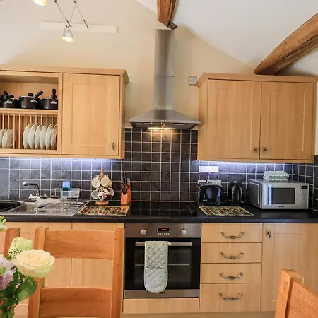 Abbots Reading Mews 1 *