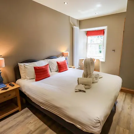 Abbots Reading Mews 1 *