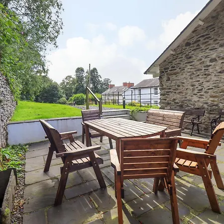 Abbots Reading Mews 1 * Lakeside