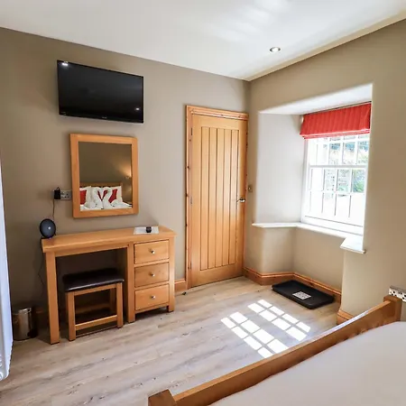 Abbots Reading Mews 1 * Lakeside