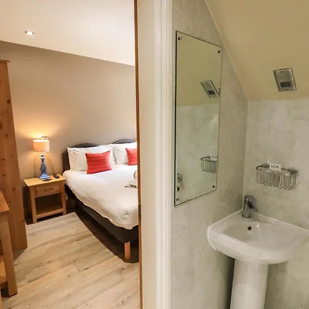 Abbots Reading Mews 1 * Lakeside