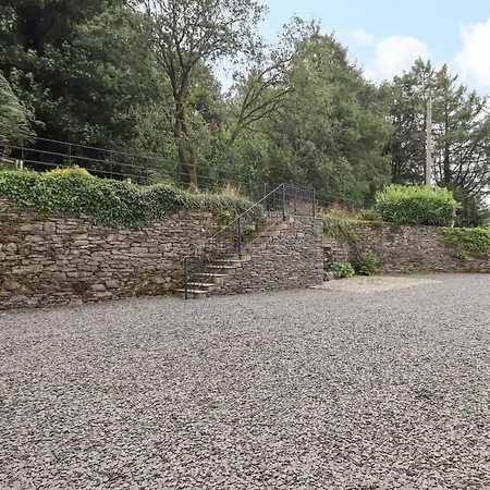 Abbots Reading Mews 1 *